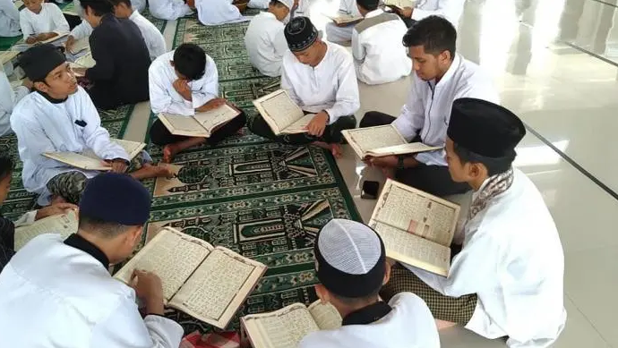 Tadarus Al-Qur’an Setiap Malam Setelah Tarawih di Masjid Darus Sa’adah